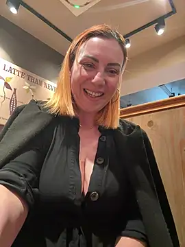 PervyxMilfxxのライブXXXチャット