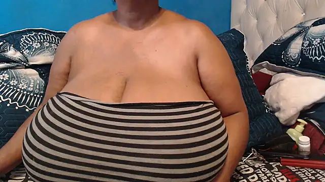 CUTEFIRMMELONSS' Live XXX Chat