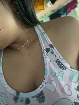 Kira33_'s Live XXX Chat