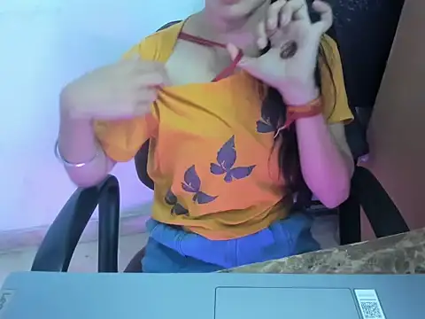 Hotsurbhi Adlı Modelin Canlı XXX Sohbeti