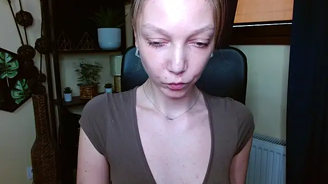 EmillyPlay Adlı Modelin Canlı XXX Sohbeti