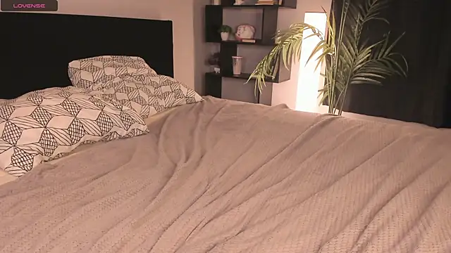 EleonoreSures: διαδικτυακό σόου στην κάμερα