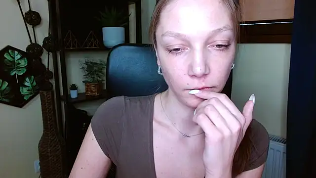 EmillyPlay Adlı Modelin Canlı XXX Sohbeti