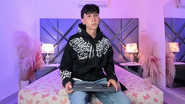 Milan_LewisS Webcam Show