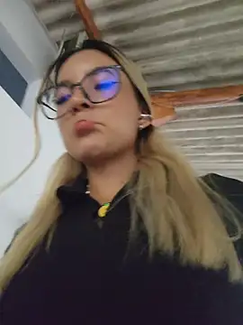 Pretty_roxxyy Live XXX-Chat