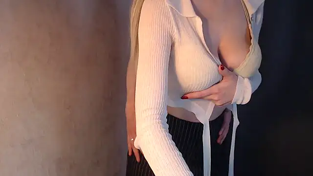 charm__me: διαδικτυακό σόου στην κάμερα