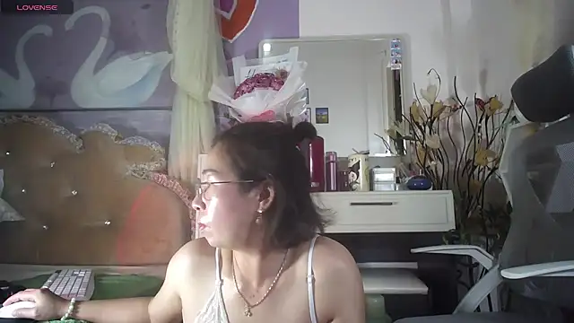 lyly_asian's Webcam Show