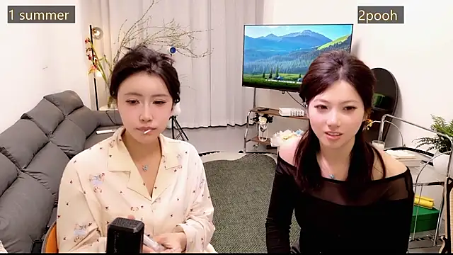 Summerbaby-001: διαδικτυακό σόου στην κάμερα