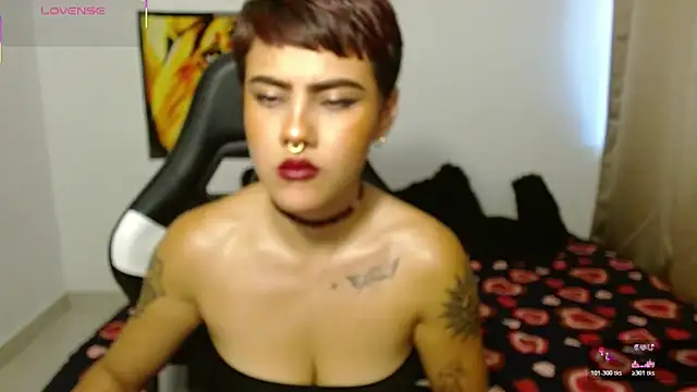 Divinejewel69 élő XXX-chatje