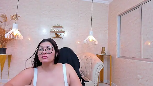 Mia_Curvyy élő XXX-chatje
