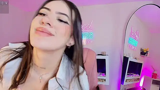 Alice_Vixen Adlı Modelin Canlı XXX Sohbeti