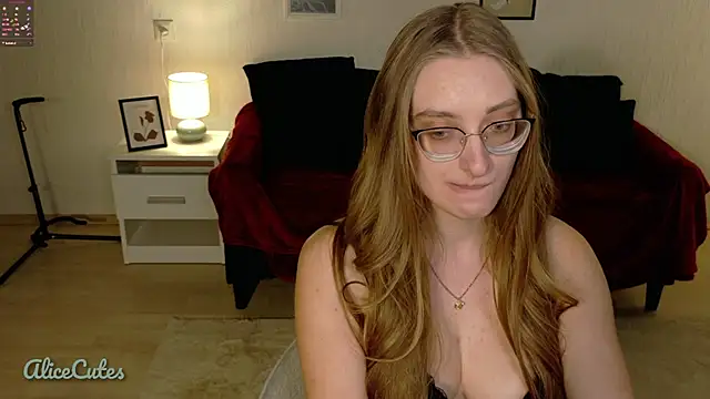 AliceCutes Show in webcam