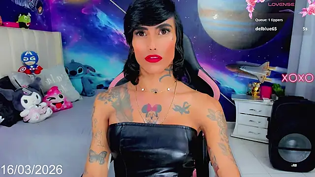 Nella_Dolls Show in webcam