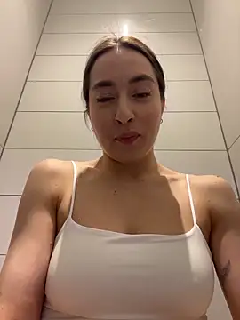 Holly_Play 即時 XXX 聊天