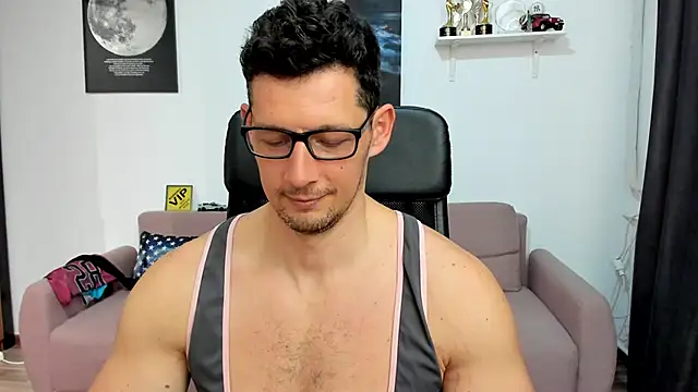 BrutusK08: διαδικτυακό σόου στην κάμερα