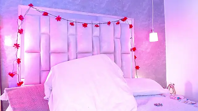 Bella-Sanders Adlı Modelin Canlı XXX Sohbeti