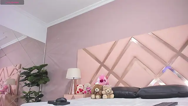 ZairaRogue Adlı Modelin Canlı XXX Sohbeti