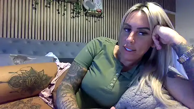 poppyinga1: διαδικτυακό σόου στην κάμερα