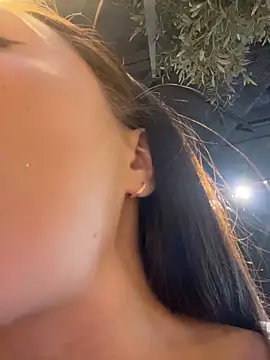 Holly_Play Adlı Modelin Canlı XXX Sohbeti