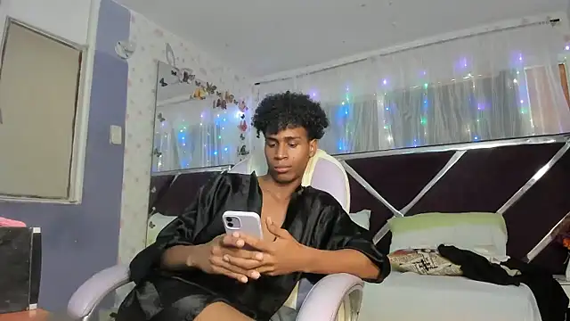 Santy_bigcock_01's Webcam Show