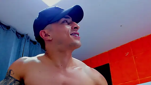 Show modela adrian_ray na web-kameri