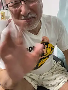 gholly2007: διαδικτυακό σόου στην κάμερα