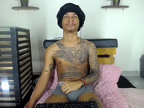 Tatoo_Noah 即時 XXX 聊天