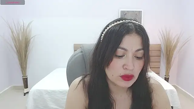 sophia_hadid: онлайн-секс-чат