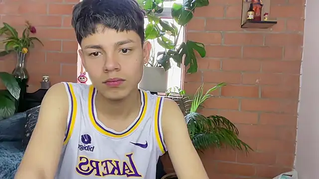 Chat +18 de Andy_Belier23 ao vivo