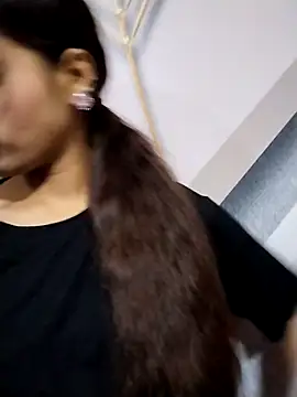 Naina11100 Show in webcam