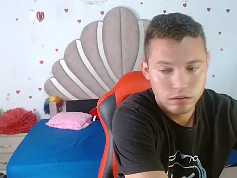 sven_fox723 Adlı Modelin Canlı XXX Sohbeti