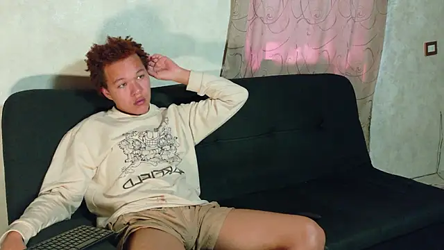 Show modela Tony_Menendez_ na web-kameri