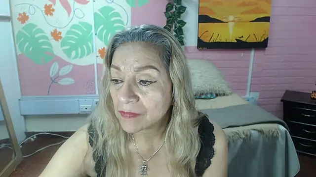 ZAMANTHA: διαδικτυακό σόου στην κάμερα