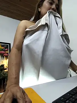 Chat XXX en directo de Lara_Milf__