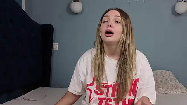 AnnaMaeeのライブXXXチャット