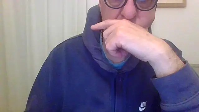 ANONIMO7735: διαδικτυακό σόου στην κάμερα