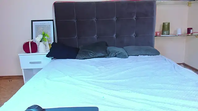 Chatroom XXX en direct de AdrianaCult