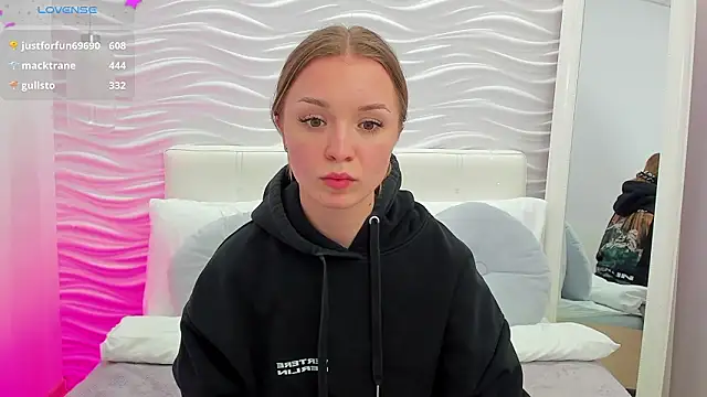 VirginOlly élő XXX-chatje