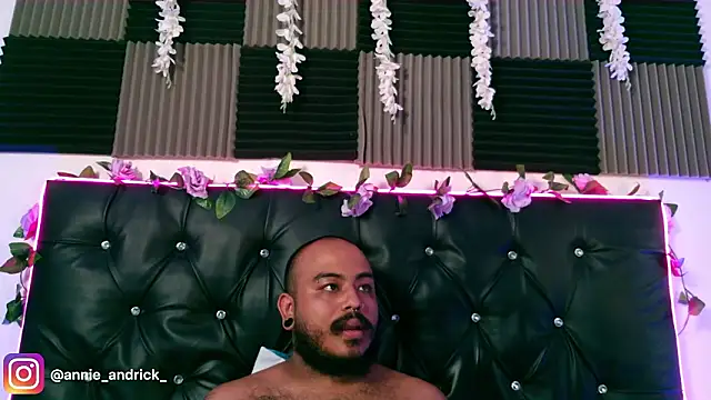 Pertunjukan Kamera Web _Annie_Andrick_