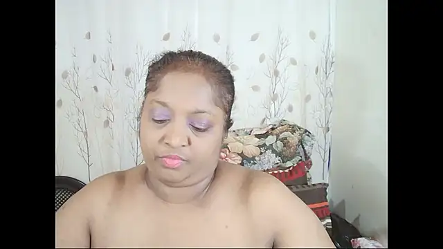 Chat +18 de Indiantasha ao vivo