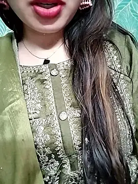 Noor_Darliing: διαδικτυακό σόου στην κάμερα