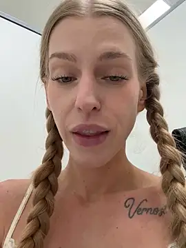 kira_mia's Webcam Show