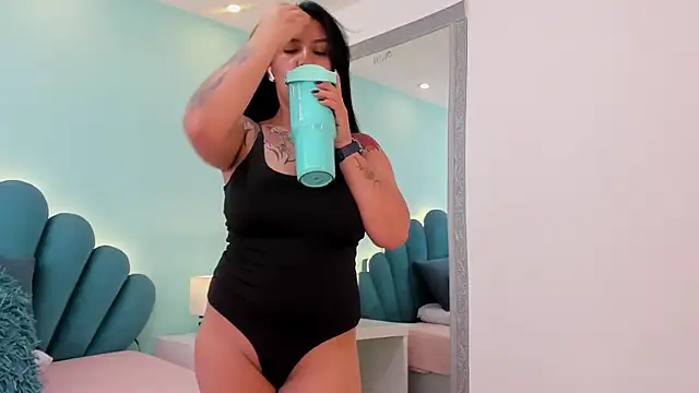 sharlott18's Live XXX Chat