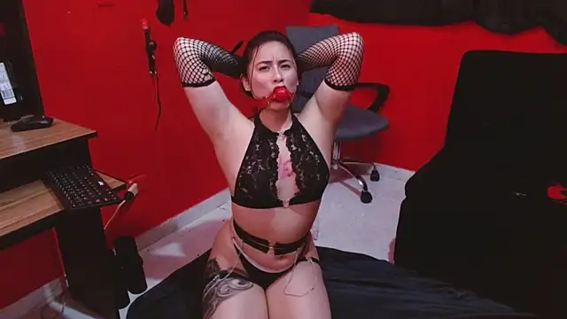 Chat +18 de Emily_Slave28 ao vivo