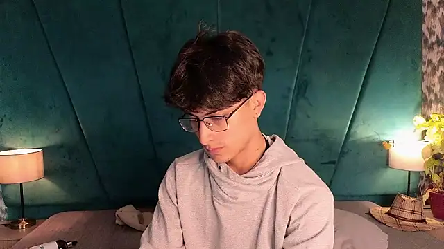 Aaron_Eze Adlı Modelin Canlı XXX Sohbeti