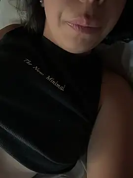 lulizoee: διαδικτυακό σόου στην κάμερα