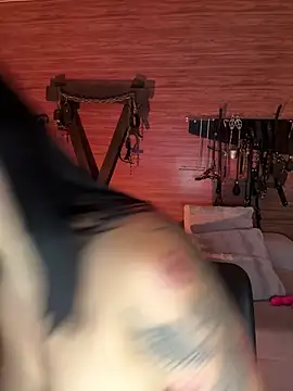yey_bdsm Show in webcam