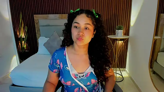 rossie_lanie_ Adlı Modelin Canlı XXX Sohbeti