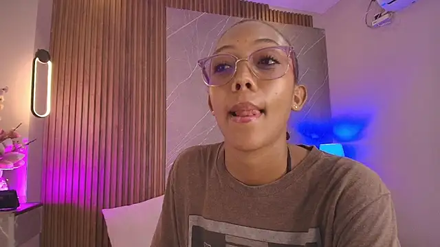 biancaa_18 élő XXX-chatje