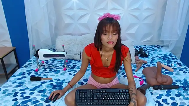 adisson_petite1 élő XXX-chatje